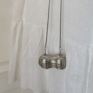 Détail du sac de soirée en forme de cacahuète argenté avec strass et chaîne en métal
