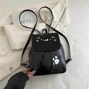 Détail d'un mini sac à dos noir en cuir PU avec visage de chat blanc et patte