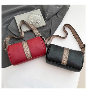 Details von Vintage-Zylindertaschen mit Lychee-Ledertextur und gewebten Schultergurten