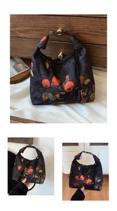 Dettaglio della stampa floreale su borsa in nylon nero con fibbia e texture pieghettata