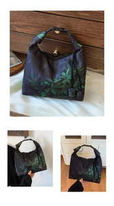 Dettaglio della borsa a mezzaluna in jacquard nero con motivo a foglie verdi e fibbia
