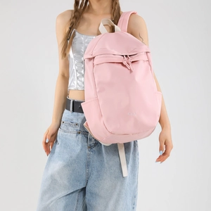 Mochila grande de nailon rosa claro con diseño multibolsillos y asas de color crema