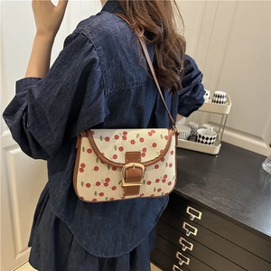 Sac bandoulière vintage à imprimé cerises et bordures en cuir marron élégant