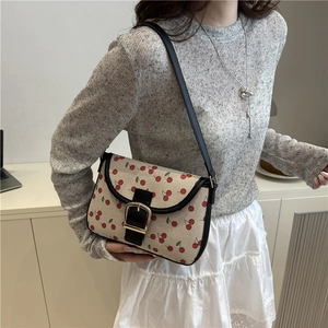 Sac bandoulière en toile beige avec imprimé cerises et finitions en cuir noir
