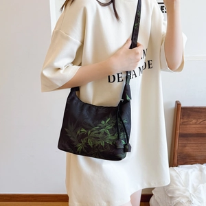 Borsa a mezzaluna in seta Xiangyun con motivo a foglie verdi e tracolla regolabile
