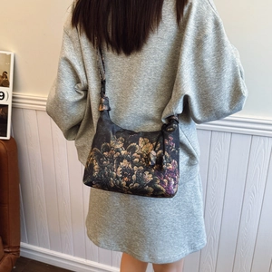 Borsa a tracolla retrò in seta Xiangyun a fiori con tracolla regolabile sul modello
