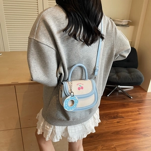 Süße Satteltasche in Cremeweiß und Blau mit Kirschmuster und Donut-Anhänger für Damen