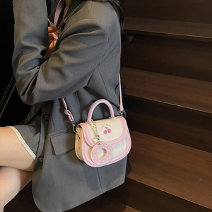 Süße Satteltasche in Pink und Beige mit Kirschdruck und Donut-Anhänger