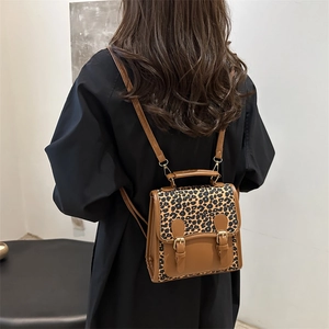 Modischer Rucksack mit Leopardenmuster und braunem Lederbesatz am Model gezeigt