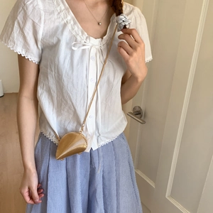 Elegant gold fan-shaped shell clutch bag with metallic ripple texture and chain strap