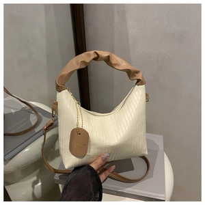 Gros plan du sac carré blanc plissé avec poignée nuage marron et étiquette mode