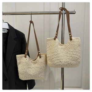 Borsa a spalla in paglia intrecciata a mano con rete beige e manici in pelle