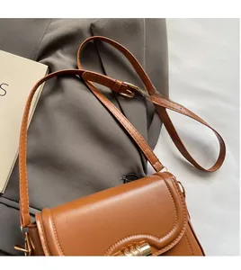 Detailaufnahme der braunen Leder-Vierecktasche mit verstellbarem Gurt und Metallschnalle