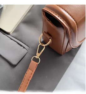 Detailaufnahme der Vintage-Ledertasche in Karamell mit präzisen Nähten und Goldbeschlägen