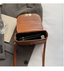Detailansicht der braunen Ledertasche mit Platz für Mobiltelefone und einen Lippenstift