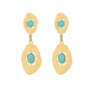 Dettaglio di orecchini vintage con perle turchesi e texture dorata a nido d'ape sottile