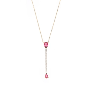 Détail d'un collier en Y doré avec pierres roses en goutte et accents de diamants