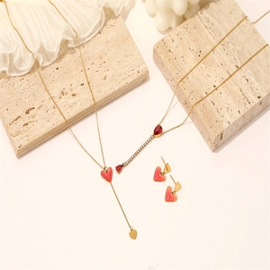 Parure de bijoux dorés avec pendentif cœur en émail rouge et collier en strass