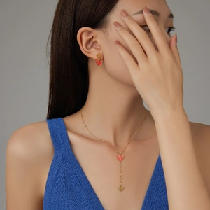 Parure collier et boucles d'oreilles cœur rouge avec bordure en perles dorées