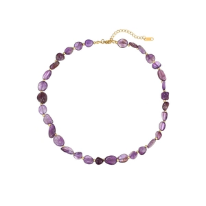 Détail des pierres d'améthyste naturelles et des perles dorées sur le collier