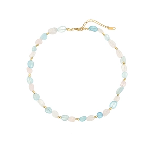 Détail d'un bracelet fait main avec perles irrégulières bleu et rose pastel