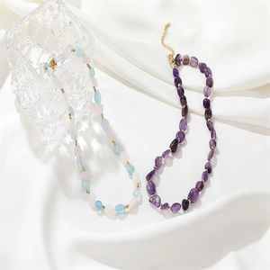 Colliers ajustables en éclats de cristal naturel pastel et violet avec fermoir doré