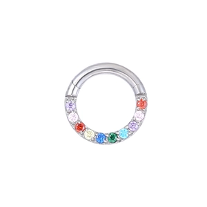 Detailansicht des F136 Titan-Clickers mit regenbogenfarbenen Zirkonia-Steinen