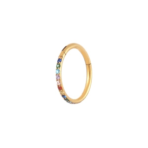 Makro-Detail des goldenen Titanrings mit buntem Regenbogen-Zirkonia-Inlay-Design