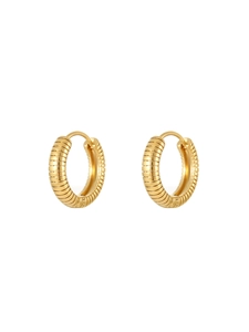 Détail macro de boucles d'oreilles créoles dorées avec texture rainurée et fermoir sûr