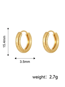 Vue détaillée des boucles d'oreilles créoles carrées dorées à texture spirale