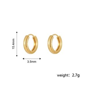 Créoles chic en acier inoxydable plaqué or 18k avec texture élégante à rayures