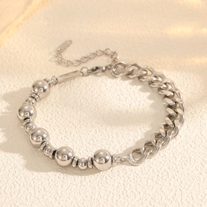 Adjustable stainless steel bracelet with beads and cuban link chain in silver finish