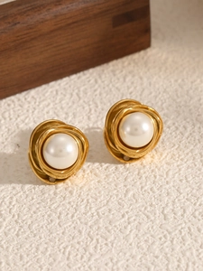 Gros plan de boucles d'oreilles perles vintage avec base dorée texturée élégante