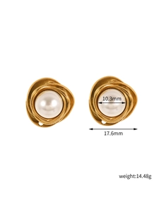 Détail macro d'une boucle d'oreille dorée vintage avec perle de 10,3 mm et dimensions
