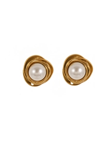 Vue détaillée de boucles d'oreilles vintage en spirale dorée avec perles blanches