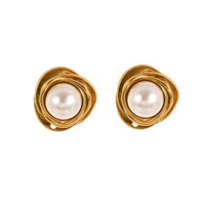 Élégantes boucles d'oreilles fleur dorée avec perles blanches sur fond blanc neutre