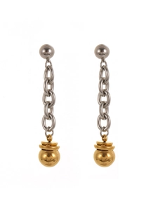 Détail de boucles d'oreilles chaîne en acier titane avec perles bicolores argent et or