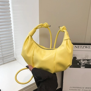 Sac Hobo Croissant Plissé pour Femmes Sac à Épaule en Cuir PU Souple Avec Bandoulière Nouée Pendentif Coeur Chic Quotidien