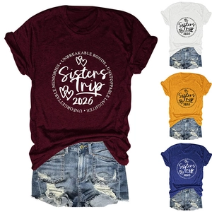 Détails des t-shirts col rond Sisters Trip 2026 en bordeaux, blanc, jaune et bleu royal