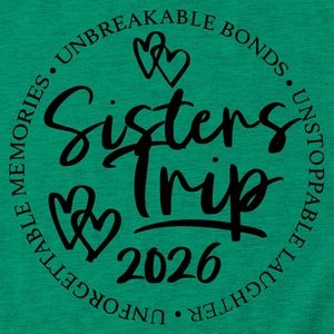 Gros plan sur le tissu vert du t-shirt avec impression Sisters Trip 2026 noire