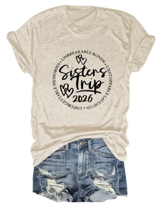 T-shirt couleur avoine avec imprimé Sisters Trip 2026 et short en jean délavé