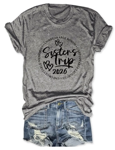 Détail d'un t-shirt gris à manches courtes avec imprimé et short en jean vieilli
