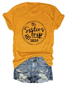 Détail de l'imprimé Sisters Trip 2026 sur T-shirt jaune et short en jean déchiré