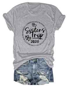 Mise à plat de t-shirt gris avec motif voyage sœurs et ensemble de shorts en jean usé