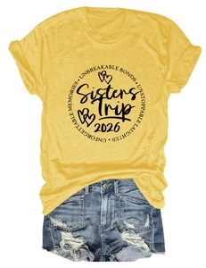 T-shirt jaune Sisters Trip 2026 à plat avec short en jean vieilli sur fond blanc épuré
