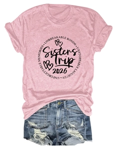 Détail du t-shirt rose en coton imprimé Sisters Trip et short en jean vieilli