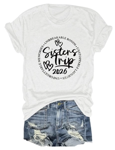 Détail du t-shirt Sisters Trip 2026 avec graphique Unbreakable Bonds et cœur
