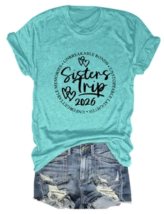 Détail à plat du t-shirt Sisters Trip 2026 avec short en jean bleu et motif cœur