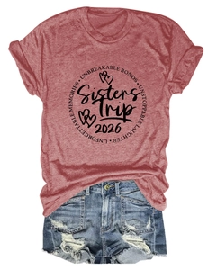 Détail de l'imprimé Sisters Trip 2026 sur t-shirt rouge brique et short en jean