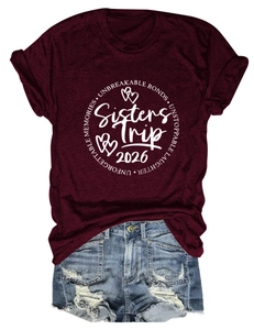 T-shirt bordeaux Sisters Trip 2026 à plat avec un short en jean délavé vintage
